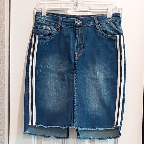 Suko Jeans Blue Denim Stripe Fringe Hem Skirt Women's Size 8 - Picture 1 of 15